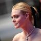 艾兒芬妮 (Elle Fanning) 配戴香奈兒高級珠寶,出席由蘇菲亞柯波拉執導的《魅惑 The Beguiled》電影坎城首映紅毯。(5/26 Updated)