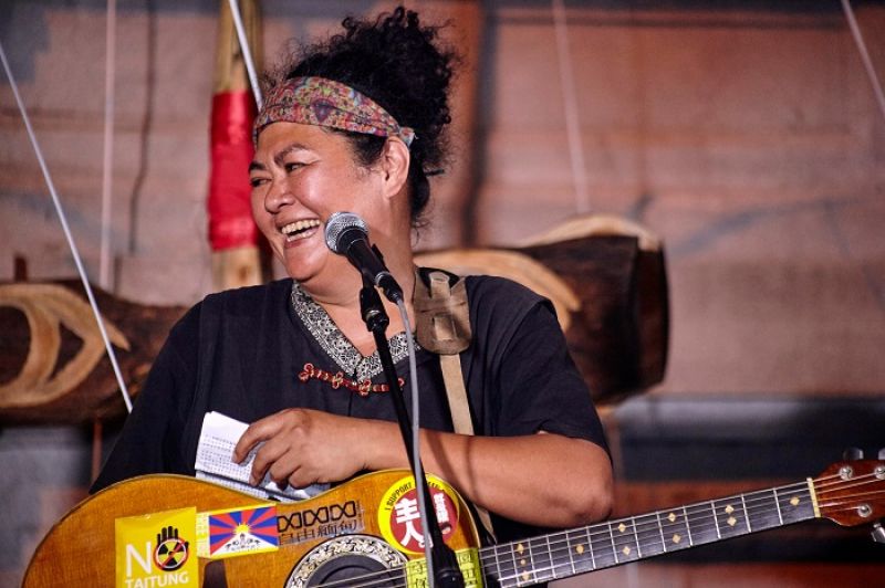 這年頭當原住民歌手,不僅要會創作、會在馬路錄音、還要參加演講比賽,好忙啊!