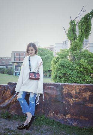 宋佳肩背Prada Cahier金屬鑲邊包$100,500