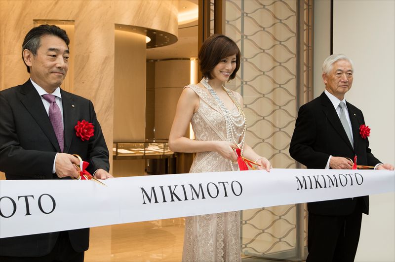 6月1日正式剪綵儀式,(左)MIKIMOTO本店營業部本社長,中西伸一、(中)剪綵嘉賓,米倉涼子、(右)MIKIMOTO社長,吉田均此圖開始為 6/1 Updated