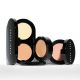 遮瑕膏的工具究竟用什麼最服帖?彩妝師 VincentBobbi brown 專業完美遮瑕組產品圖說:遮瑕霜搭配蜜粉餅二合一設計,可以同時遮瑕與定妝。添加的卵磷、維他命C、E之成分,不但可以撫平眼周的細紋,更可以讓提供肌膚最佳的滋潤、抗氧化功效。依照不同部位做不同的處理才能呈現近乎完美的妝容。除了質地的選擇外,使用工具更是妝容成敗的關鍵。眼周最容易出現的是黑眼圈、淚溝、細紋,而最怕的是發生「卡粉」的情況,這時候指腹是最好的工具,利用自身的溫度,可以將遮瑕品與底妝自然地融在一起。不過如果是像痘痘、痘疤、鼻翼有邊邊角角的地方,遮瑕刷這時候後就派上用場了,利用遮瑕刷有長有短的,較長的刷毛,可以對付臉部立體突出的瑕疵,如此才可以360度零死角的讓遮瑕最服貼自然。