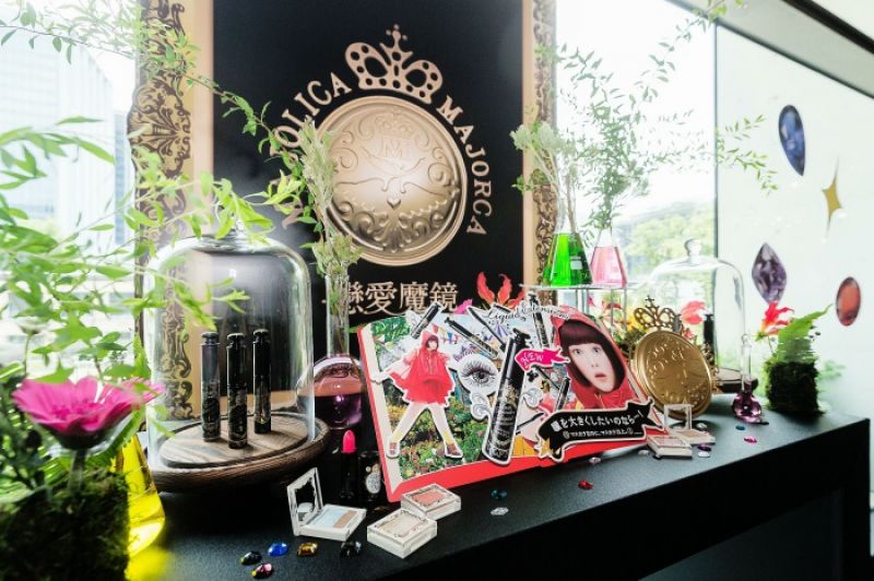 戀愛魔鏡 悄悄大眼眼影盒,2.5g,NT260元(全5色)戀愛魔鏡 捲捲女爵超捲翹睫毛膏,6g,NT340戀愛魔鏡 輕輕親吻輕唇膏,2.5Ml,NT200元(#13絕不會輸)