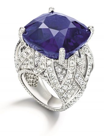 "Piaget Blue"戒指,主石為53.45克拉的緬甸藍寶石,台幣售價約2.7億,是本系列單價最高之作品