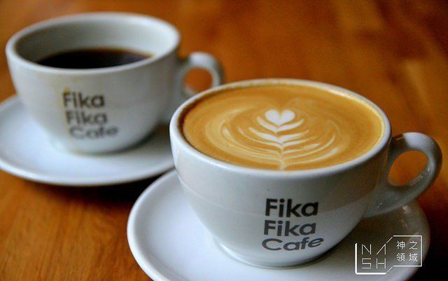 Fika Fika Café台北市中山區伊通街33號(02) 2507-0633*新進榜「Fika」是瑞典文「一起喝咖啡休憩」的意思。老闆陳志煌曾在2013年成為第一個非北歐人的北歐盃咖啡烘焙大賽冠軍。同年便在台北巷弄裡打造了以白色為色調,寬敞明亮又恣意舒服的北歐瑞典風格咖啡廳,一片清新的氛圍顯得迷人。同店名一般,一次「Fika」不過癮,每天都想「Fika Fika」來杯好咖啡,享受北歐時間。圖片來源:OpenRice食家 – Nash神之領域
