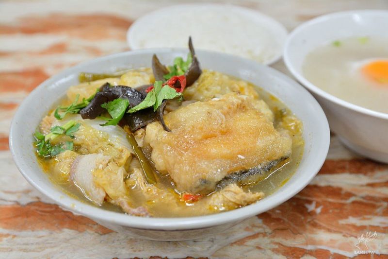 林聰明沙鍋魚頭嘉義市東區中正路361號(05) 227-0661*再次進榜嘉義特產獨家口味,傳承三代別具意義的小吃!沙鍋魚頭的高湯,每日經過十小時的小火慢煮熬製而成,魚頭則選用水庫頂級新鮮運送,肥美的大頭活鰱魚,自鰓上取豐厚的魚頭,魚尾切塊,炸至金黃色,外表香酥肉汁美味,形成嘉義最具特色的人氣小吃。圖片來源:OpenRice食家 – 斑比