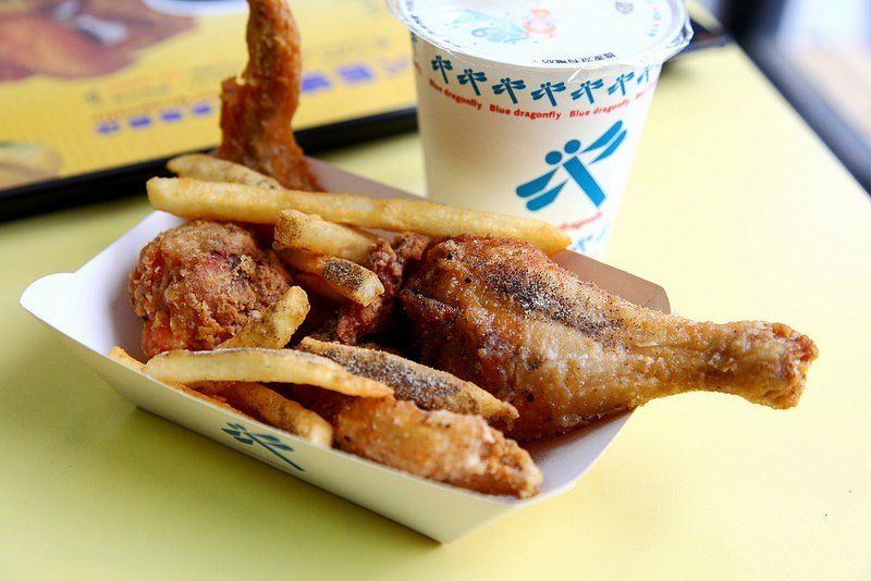藍蜻蜓速食專賣店台東縣台東市大同路214號(08) 931-0869*新進榜來到這間外觀樸實,充滿排隊人群,千萬不要懷疑,正是台東人記憶中的最佳速食店。沒有華麗裝潢,新潮的菜單選項,卻有始終如一的好味道;最原始的炸雞,不做過多調味,像是放學後媽媽用心做好的點心滋味,簡單,卻不馬虎。也成了遊子們回家鄉必吃的清單之一!圖片來源:OpenRice食家 – 大手牽小手玩樂趣