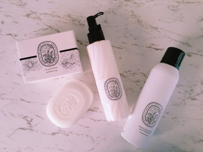 diptyque【玫瑰之水】系列,護手霜貨尚未到齊。diptyque 玫瑰之水手部及身體潤膚乳 200ml/NT1,980diptyque 玫瑰之水沐浴慕斯 150ml/NT1,500diptyque 玫瑰之水香氛皂 150g/NT950diptyque 玫瑰之水護手霜 45ml/NT1,300