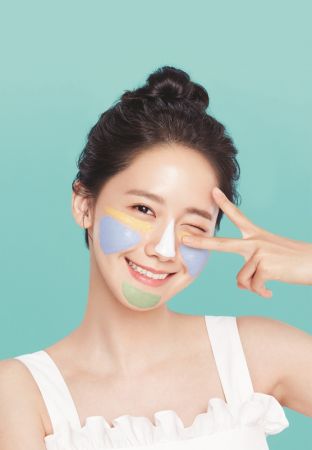 innisfree濟州島火山泥調色面膜潤娥示範照。