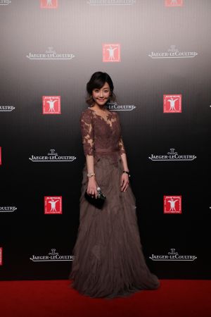 謝欣穎佩戴積家Rendez-Vous Night & Day約會系列女裝日夜顯示腕錶,建議售價NT$1,290,000
