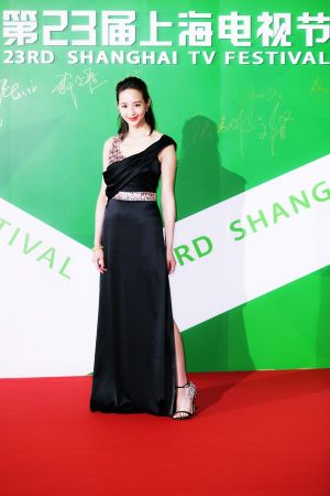 張鈞甯配戴BVLGARI Heritage典藏系列頂級黃金與鑽石耳環及項鍊現身於上海電視節閉幕紅毯