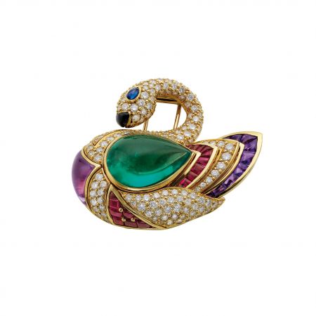 陳柏霖配戴BVLGARI 典藏系列黃金天鵝胸針,鑲嵌祖母綠,藍寶石,黑瑪瑙,紫水晶,紅寶石與鑽石,創作於1990年(MUS0499)