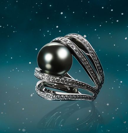 MIKIMOTO A World of Creativity系列《行星》南洋黑真珠鑽石戒指,490,000元。