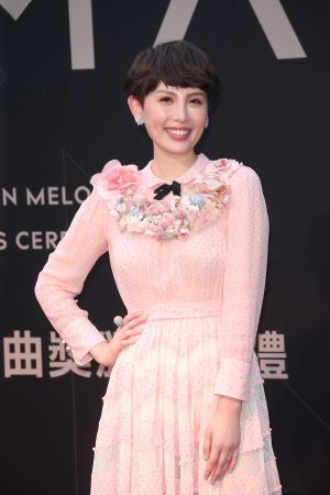 入圍最佳女歌手的魏如萱,以Tiffany & Co. 不同彩寶與設計的戒指變換造型,展現多變的活潑風格。
