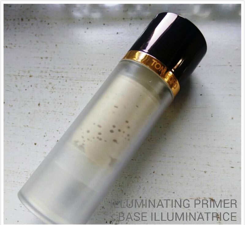 ILLUMINATING PRIMER BASE ILLUMINATRICE妝前乳擠出來是白色的乳狀質地,一推開就如同化成水般,給肌膚注滿飽飽水份的感覺