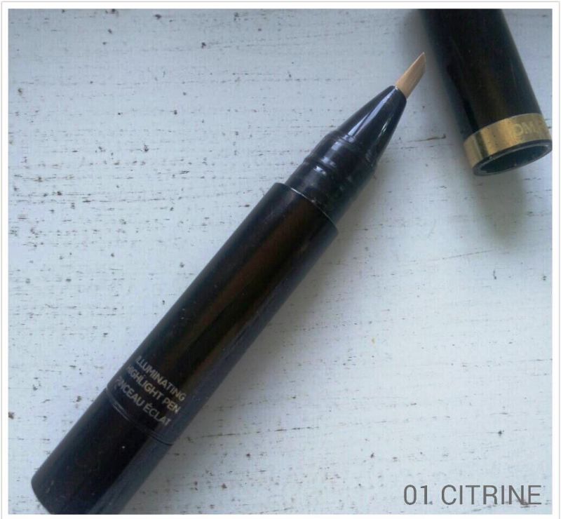 ILLUMINATING HIGHLIGHT PEN打亮筆有非常細緻的微微珠光,擦在臉上呈現非常精緻高級的光澤感,而且筆狀產品又攜帶非常方便。