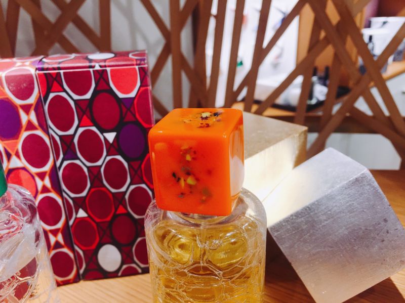 橘色的這一款,以日本和服為靈感來創作,瓶蓋則是項錬的珠扣概念。
