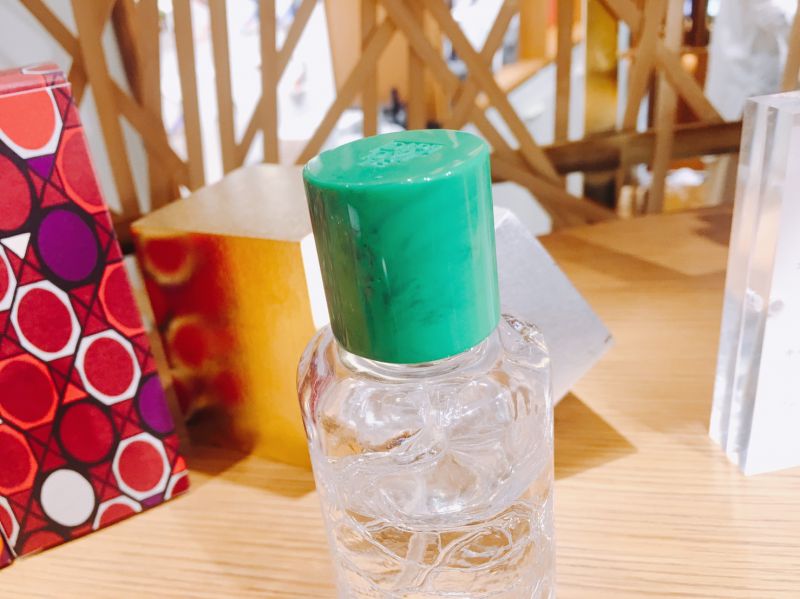綠色的瓶蓋則是以Diptyque34號創始店為靈感,所以問的到懷舊的老氣味,綠色的瓶蓋就是34號店內的窗簾顏色。