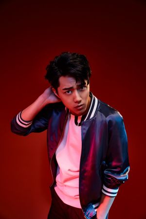 棉質圓領上衣、緞面夾克,both by Louis Vuitton;寬版丹寧褲,Bottega Veneta。