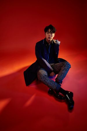黑色襯衫、圖騰丹寧褲、寬版大衣、黑色皮鞋,all by Dior Homme。