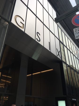 位在銀座的Ginza six成為東京新地標,首先大家爭相討論的,就是這座香奈兒自動販賣機