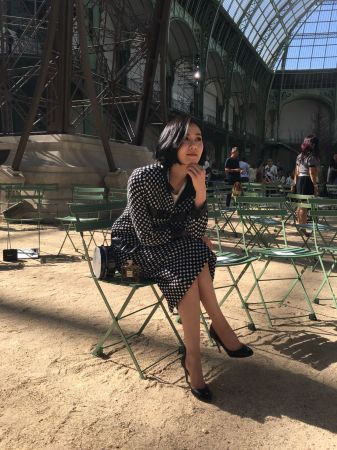 發現劉詩詩椅子旁邊的亮點了嗎?香奈兒新香水Gabrielle悄悄現身