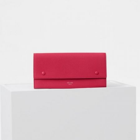 Céline,Drummed桃紅色小牛皮長夾 $23,000。