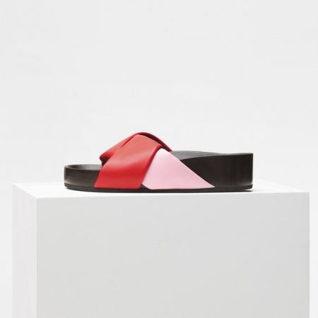 Céline,Boxy粉桃紅小羊皮平底涼鞋$28,500。