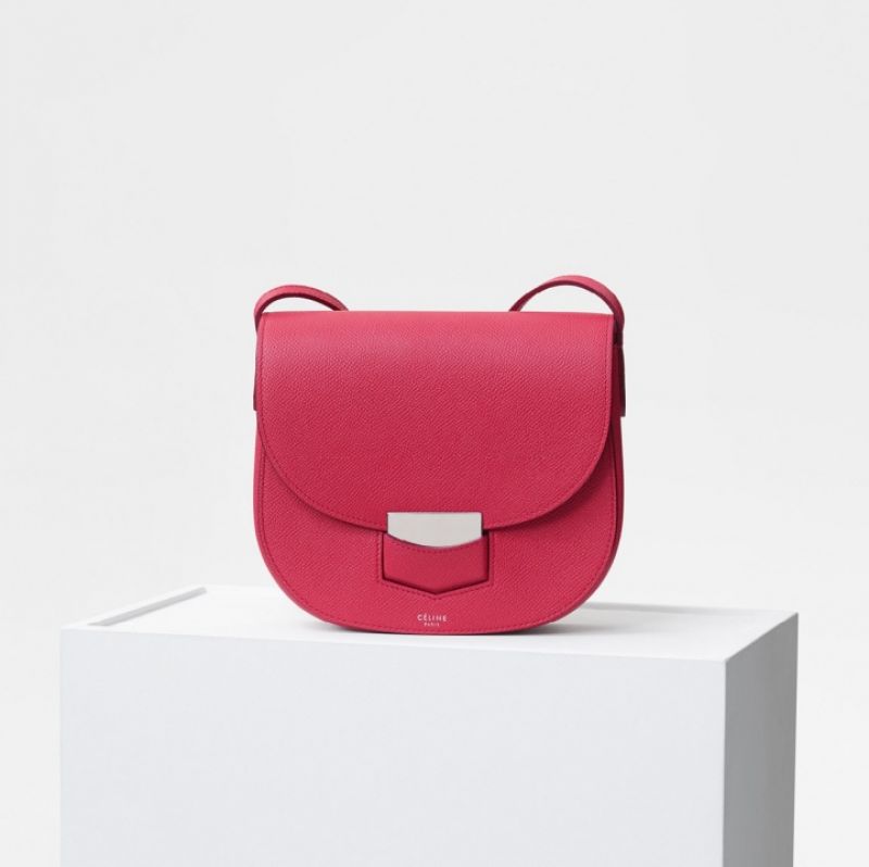 Céline,Trotteur桃紅色小牛皮肩背包$58,000-$68,000。