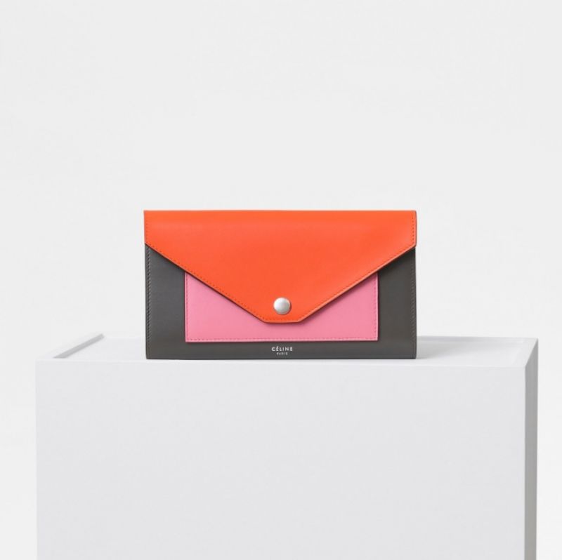 Céline,Pocket橘粉拼色小牛皮鍊帶長夾$34,000。
