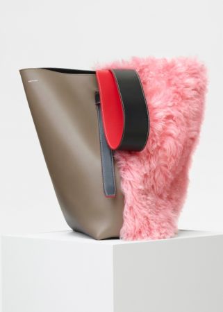 Céline,Twisted Cabas桃粉色山羊毛拼接小牛皮肩背提包$82,000。
