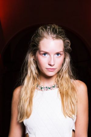 Lottie Moss 配戴BVLGARI FESTA DE PRINCIPESSE系列I VENTAGLI IN FESTA頂級祖母綠鑽石項鍊、BVLGARI FESTA DE PRINCIPESSE系列I VENTAGLI IN FESTA頂級祖母綠鑽石耳環