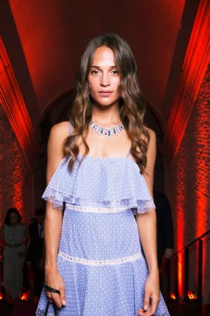 奧斯卡影后Alicia Vikander 配戴BVLGARI FESTA ITALIANA系列PANTERA DI SIENA頂級藍寶石鑽石項鍊