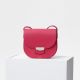 Céline,Trotteur桃紅色小牛皮肩背包$58,000-$68,000。