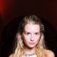 Lottie Moss 配戴BVLGARI FESTA DE PRINCIPESSE系列I VENTAGLI IN FESTA頂級祖母綠鑽石項鍊、BVLGARI FESTA DE PRINCIPESSE系列I VENTAGLI IN FESTA頂級祖母綠鑽石耳環