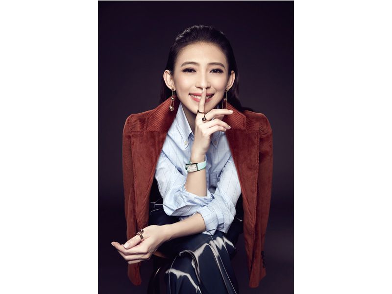 Tiffany East West 白色錶盤 Tiffany Blue錶帶迷你腕錶、Tiffany HardWear 懸掛球形18K金戒指、Tiffany HardWear 12mm球形18K金戒指、Tiffany T Wire 18K金戒指、Tiffany HardWear 三層垂墜式球形18K金耳環,all by Tiffany & Co.;格紋襯衫、燈心絨西裝背心,both by Prada;反光材質寬版長褲,Louis Vuitton。