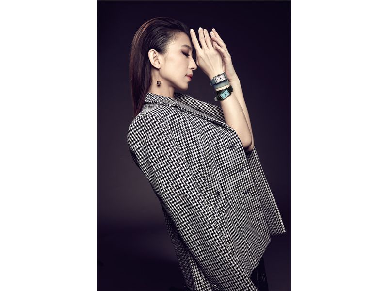 Tiffany East West 粉色錶盤迷你腕錶 、Tiffany East West Tiffany Blue 錶盤迷你腕錶、Tiffany HardWear 14mm 球形垂墜18K金耳環,all by Tiffany & Co.;千鳥格紋外套,Dior。