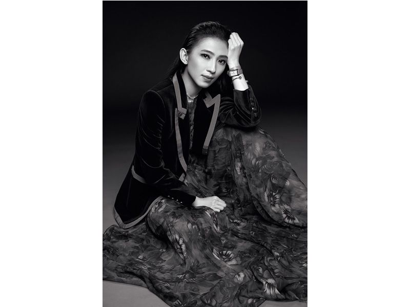 Tiffany East West 粉色錶盤迷你腕錶、Tiffany HardWear 球形純銀手環、Tiffany HardWear 垂墜球形與鎖釦純銀雙圈手鍊(作項鍊配戴),all by Tiffany & Co.;印花雪紡洋裝、天鵝絨西裝外套,both by Gucci。