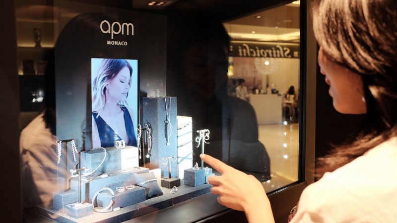APM Monaco的設計理念“讓各種風格的女性能隨心所欲地搭配,自由呈現自己獨特的樣貌,能輕鬆營造自信、迷人、與眾不同的形象”