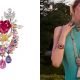SECRET DES AMOUREUX 胸針白K金、玫瑰金、黃K金、鑽石、彩色藍寶石、一顆2.74克拉的梨形橙粉色藍寶石(斯里蘭卡)、一顆1.36克拉的梨形紫色藍寶石(斯里蘭卡)、一顆12.04克拉的心形紅碧璽。愛神丘比特輕放手指於唇邊,打算向世人分享一個秘密。