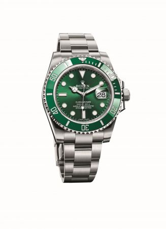 Submariner Date 材質:904L不銹鋼 錶面顏色:綠色 抗刮損Cerachrom陶質字圈,鉑金塗層數字及刻度 勞力士3135型自動上鏈機芯,旋入式三扣鎖三重防水系統 防水深度達300米(1,000呎) 定價:NTD$290,500