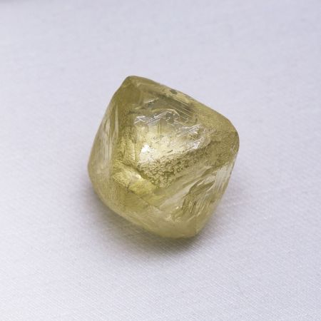 De Beers 於高級訂製珠寶發表活動中展出一顆296克拉的黃色彩鑽原石