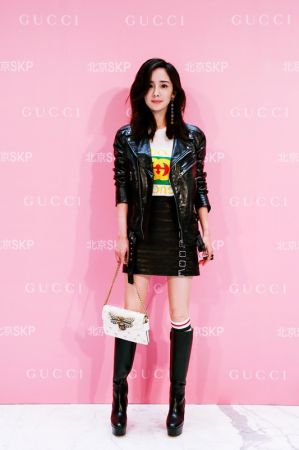 楊冪提帶 Gucci 立體蜜蜂裝飾鍊帶包