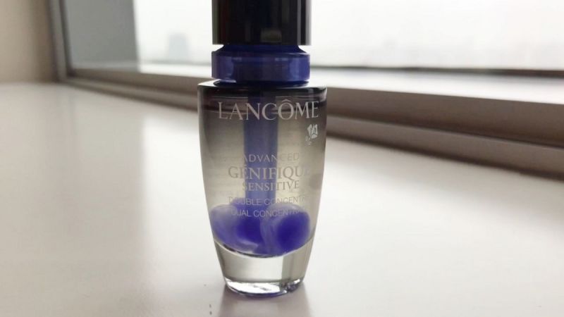 真空包裝,將含有活性的藍色滴管用力下壓,開瓶瞬間98%高濃度「肌底修護活性配方」立即深入修護肌膚的全新型態安瓶。