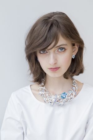 MIKIMOTO Praise to Nature頂級珠寶系列《海洋》海水藍寶鑽石項鍊,約NT23,340,000。(海水藍寶主石約54.94克拉、鋪鑲海水藍寶總重約1.75克拉、綠柱石總重約19.61克拉、剛玉總重約13.15克拉、南洋真珠,直徑10.96~13.04 mm,共6顆、日本Akoya真珠,直徑4.00~9.25 mm,共15顆、18K白金。)頂級珠寶系列海水藍寶鑽石耳環,約NT750,000。(海水藍寶兩枚,各重約3.59克拉及3.43克拉、鑽石總重約0.63克拉、18K白金)A World of Creativity 系列《行星》南洋真珠鑽石戒指。
