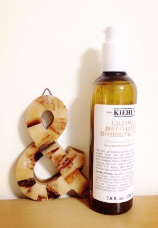 很奇怪,不管任何季節或狀況,當肌膚不適敏感時,使用這瓶「Kiehl's金盞花植物精華潔面泡泡凝露」,就能幫助肌膚安然度過,擠出來時的凝膠非常濃稠,少量加水就可以雙手打出豐盈細緻泡沫,塗在臉上時,透過細緻的泡沫就像為肌膚做spa,洗完也不會緊繃,剛剛好的舒適度,是一種享受,任何膚質都適合。推薦者:Marie Claire美容健康總監 忻潔