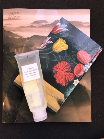 我自己是極度敏感性肌膚,清潔產品其實只要找到洗完不紅臉我就覺得很感恩了,Muji這款卸妝凝路走溫和弱酸性,不添加礦物油,還搭配了保濕配方杏桃汁,真的溫和不刺激還洗很乾淨,用完5條推!推薦者:Marie Claire服裝編輯 劉芒