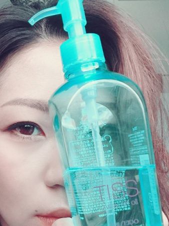 tiss深層卸妝油(乾濕兩用型)出門不能不帶眼妝的我 ,最受不了睫毛膏卸不乾淨 ,明明卸完還要手工摳掉睫毛上殘餘的膏也太慘 。tiss的藍瓶從出道一路用到現在 ,不用換眼唇卸妝液 ,一瓶就能把我打回水煮蛋!推薦者:Marie Claire影音編輯 森栗柔