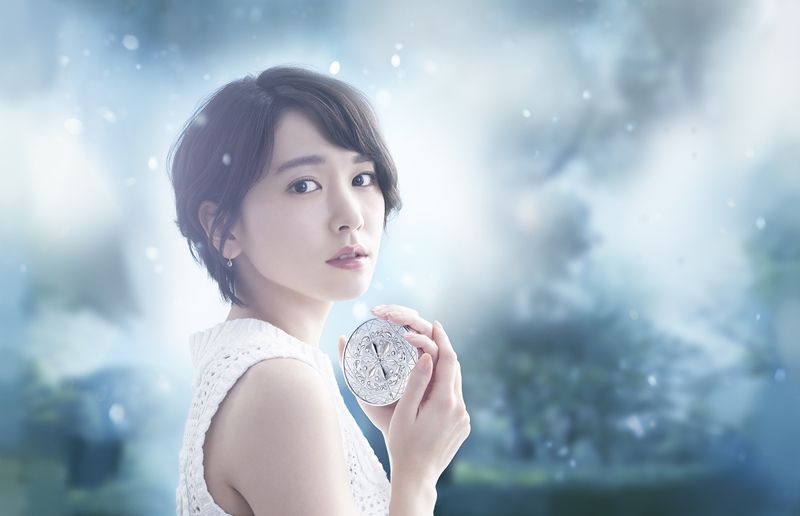 高絲雪肌精雪耀魔幻蜜粉代言人新垣結衣拍攝的形象圖。
