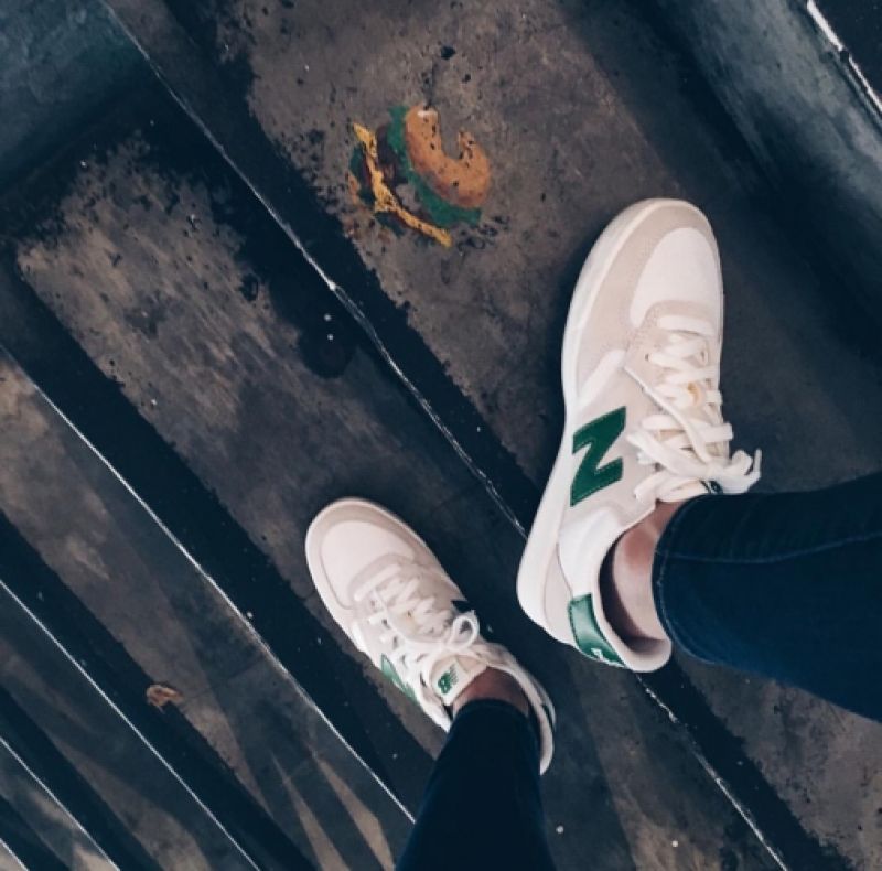 風靡韓國街頭的New Balance CRT300,喜歡它有點復古的簡單設計,白色鞋身搭配淺灰麂皮多了視覺層次感,除了綠logo也有藍、紅、黑可以選,穿膩純白鞋款的人挑這雙試試吧!推薦者:Marie Claire數位時尚編輯 Sasha