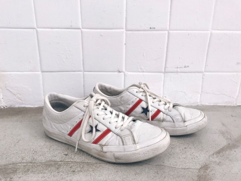 白色 Converse 帆布鞋向來是大家心目中的百搭鞋款第一名,但由於琪有雙無敵巨腳,每次穿上淺色系的帆布鞋款看起來就會很像有穿鞋的大雪怪。直到在東京街頭找到這雙白色皮革材質的 Converse One star,硬挺的皮革除了巧妙的修飾了我的大腳板,永不退流行的紅白藍配色,更是有替造型畫龍點睛的效果,就算到天涯海角都想穿著它啊!推薦者:Marie Claire 時尚助理編輯 Pei Chi